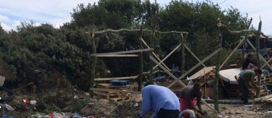 Imigranckie gangi w rejonie Calais we Francji zbroją się - alarmują nadsekwańskie media. Policja coraz częściej konfiskuje tam pistolety, karabiny i amunicję.