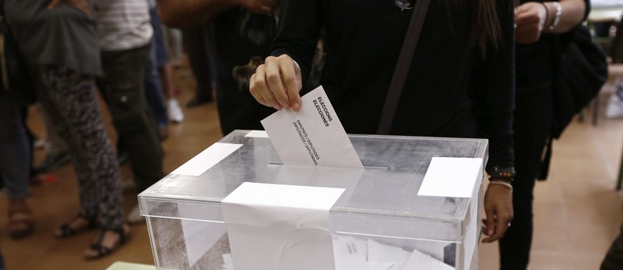 Partie proniepodległościowe zdobyły absolutną większość w wyborach do parlamentu Katalonii. Według oficjalnych wyników Ruch Razem dla Tak zdobył 62 mandatów w 135-osobowym parlamencie, jego lewicowy sojusznik Kandydatura Jedności Ludowej (CUP) - 10.