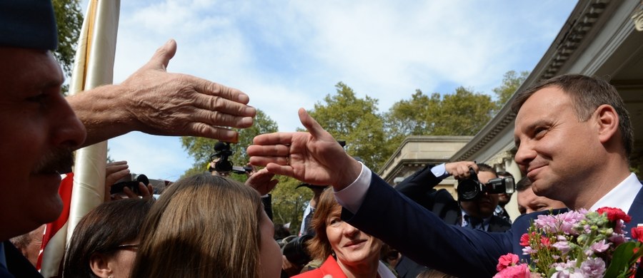 Nie powinniśmy łączyć pomocy rozwojowej z działaniami, które inni postrzegają jako narzucanie systemu wartości czy ideologii - przekonywał prezydent Andrzej Duda na forum ONZ. Wyjaśnił, że dotyczy to zwłaszcza kwestii modelu rodziny, wychowania dzieci i ochrony życia. Prezydent w trakcie swojej wizyty w USA został również ciepło przyjęty przez Polonię.