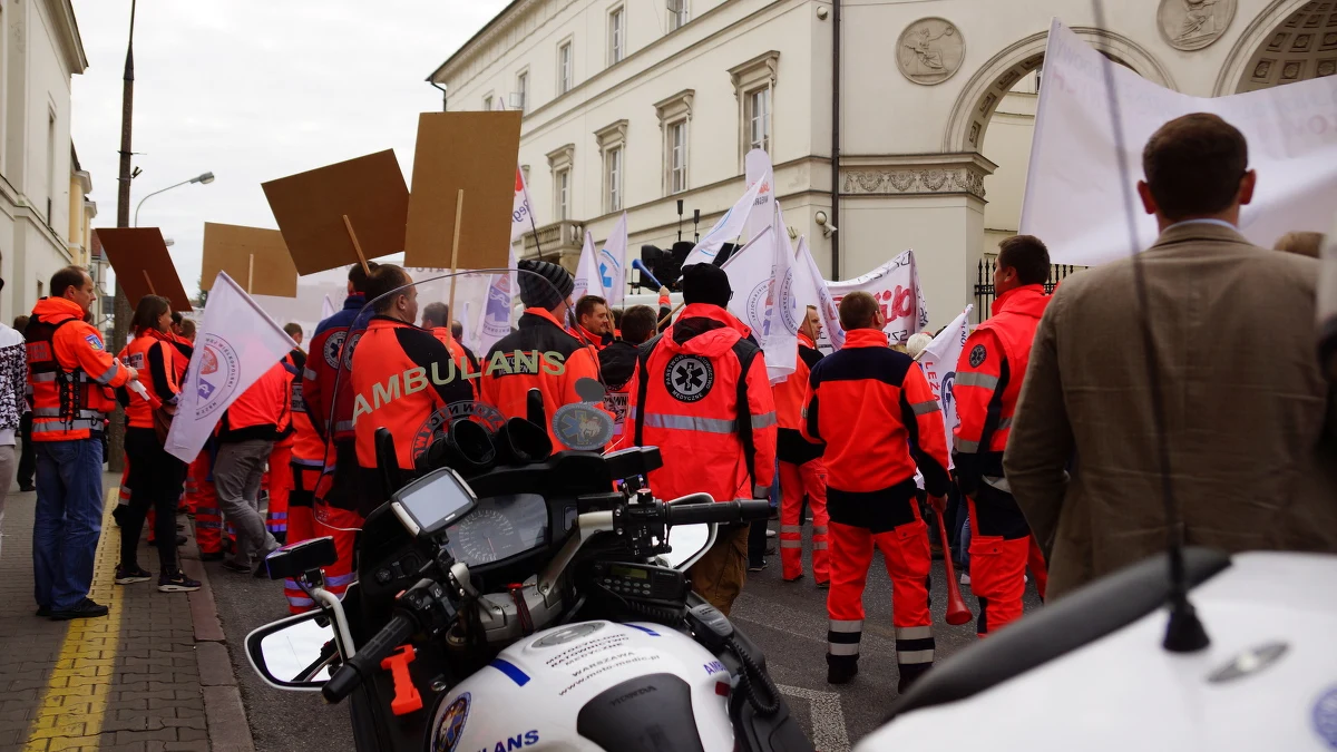 Nasze emerytury będą żenującej wysokości - mówili protestujący w Warszawie przedstawiciele służb medycznych. Ulicami stolicy przeszło około dwóch tysięcy ratowników medycznych, fizjoterapeutów i szpitalnych laborantów. Domagają się podwyżek i etatów zamiast kontraktów. Jednym z haseł protestu jest "Nie chcemy być tylko służbą dla służby zdrowia". W demonstracji brały udział osoby zatrudnione m.in. w ratownictwie medycznym, diagnostyce laboratoryjnej, elektroradiologii, radioterapii, medycynie nuklearnej czy fizjoterapii