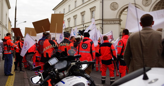 Nasze emerytury będą żenującej wysokości - mówili protestujący w Warszawie przedstawiciele służb medycznych. Ulicami stolicy przeszło około dwóch tysięcy ratowników medycznych, fizjoterapeutów i szpitalnych laborantów. Domagają się podwyżek i etatów zamiast kontraktów. Jednym z haseł protestu jest "Nie chcemy być tylko służbą dla służby zdrowia". W demonstracji brały udział osoby zatrudnione m.in. w ratownictwie medycznym, diagnostyce laboratoryjnej, elektroradiologii, radioterapii, medycynie nuklearnej czy fizjoterapii