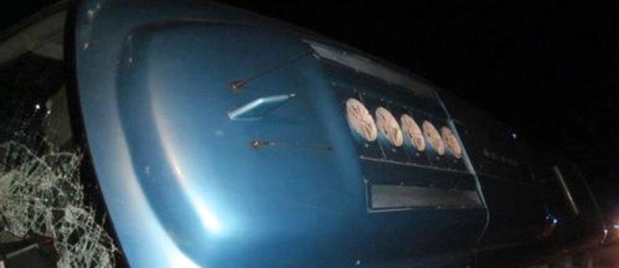 Nie ma ciężko rannych wśród kilkunastu Polaków poszkodowanych w wypadku autokaru w Czechach. Między Ołomuńcem a Wyszkowem polski autobus zjechał z drogi i przewrócił się na bok.