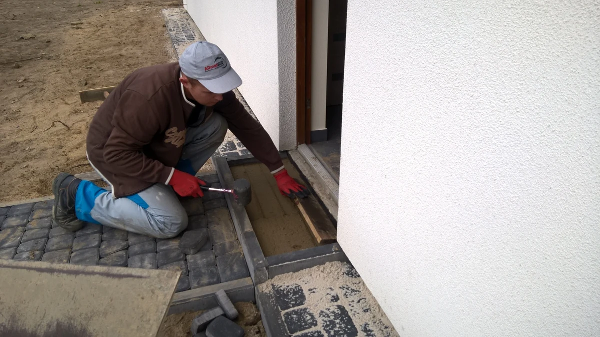 Kilkadziesiąt metrów radości i miłości powstaje w Szydłowcu na Mazowszu... Mowa oczywiście o nowym domu, który radio RMF FM buduje dla potrzebującej rodziny pana Grzegorza. To samotny ojciec opiekujący się piątką dzieci, schorowany i bez stałej pracy. Wszyscy do niedawna mieszkali w starym, drewnianym domku, który można było tylko rozebrać, bo do remontu się nie nadawał. 