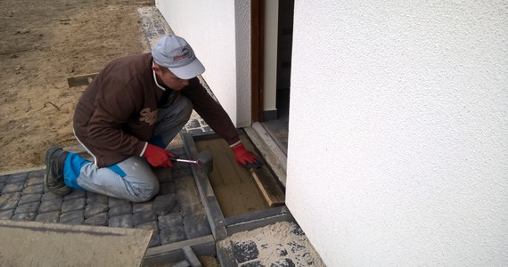 Kilkadziesiąt metrów radości i miłości powstaje w Szydłowcu na Mazowszu... Mowa oczywiście o nowym domu, który radio RMF FM buduje dla potrzebującej rodziny pana Grzegorza. To samotny ojciec opiekujący się piątką dzieci, schorowany i bez stałej pracy. Wszyscy do niedawna mieszkali w starym, drewnianym domku, który można było tylko rozebrać, bo do remontu się nie nadawał. 