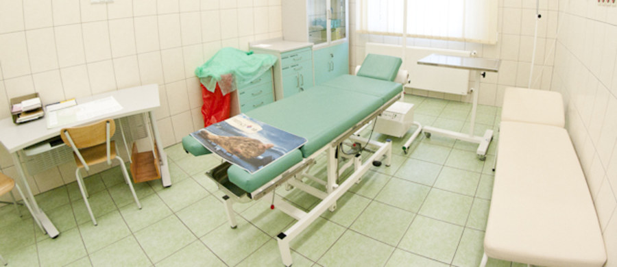 Chodzi o ordynator i dwóch salowych ze Szpitala dla Nerwowo i Psychicznie Chorych w Starogardzie Gdańskim, którzy pracowali na oddziale dla nieletnich. Według śledczych między styczniem 2009 roku a grudniem 2010 doszło tam do fizycznego i psychicznego znęcania się nad ponad 40 pacjentami. 