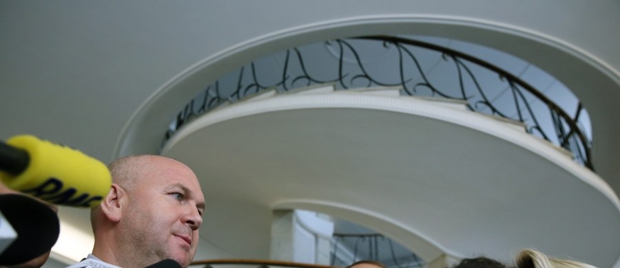 Jak ustalił tygodnik „ABC”, ludowcy kilkukrotnie próbowali wcisnąć swojego człowieka do kierownictwa Centralnego Biura Antykorupcyjnego. Tak jak udało im się z obsadą fotela wiceszefa Agencji Bezpieczeństwa Wewnętrznego, czy w Komendzie Głównej Policji. Kiedy jednak PSL zorientował się, że w CBA nie pójdzie im tak łatwo, a do tego szef Biura - Paweł Wojtunik poszedł z ludowcami na totalną wojnę, sprawdzali, jak można go odwołać przed końcem kadencji. 