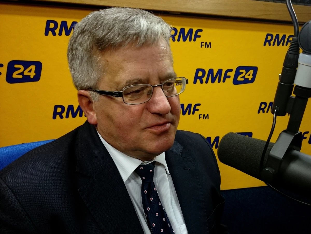 "Robienie z tego sukcesu politycznego wydaje mi się niepotrzebne i mało poważne. Spotkanie w ONZ zawsze jest okazją do takich gestów, gdzie Polska jest traktowana jako kraj bardzo poważny, wobec którego stosuje się politykę miłych gestów" - mówi w Kontrwywiadzie RMF FM były prezydent Bronisław Komorowski pytany o Andrzeja Dudę z Obamą i Putinem przy jednym stole. "Polska jest krajem poważnym i na ogół polscy prezydenci siadają przy głównym stole z gospodarzem" - dodaje. Zaznacza, że szef MSZ chwalił prezydenta Dudę za to, że "słucha MSZ i porusza się w ramach koncepcji ministerstwa". Bronisław Komorowski w Kontrwywiadzie RMF FM ujawnił również, że miał propozycję i pokusę startu w wyborach parlamentarnych, ale zaznacza, że "były prezydent nie powinien nurkować w świat walki międzypartyjnej. To nie był szczęśliwy pomysł, ale pokusa zawsze była". Pytany o start w wyborach prezydenckich za 5 lat odpowiada: "Nie ma powodu, żeby zamykać jakimiś deklaracjami jakiejkolwiek drogi, ale też nie ma powodu, żeby wchodzić w spekulacje". Na razie jednak podejmuje pracę zarobkową i będzie wykładowcą. "To jest powrót do moich wcześniejszych zaangażowań pozapolitycznych" - mówi były prezydent