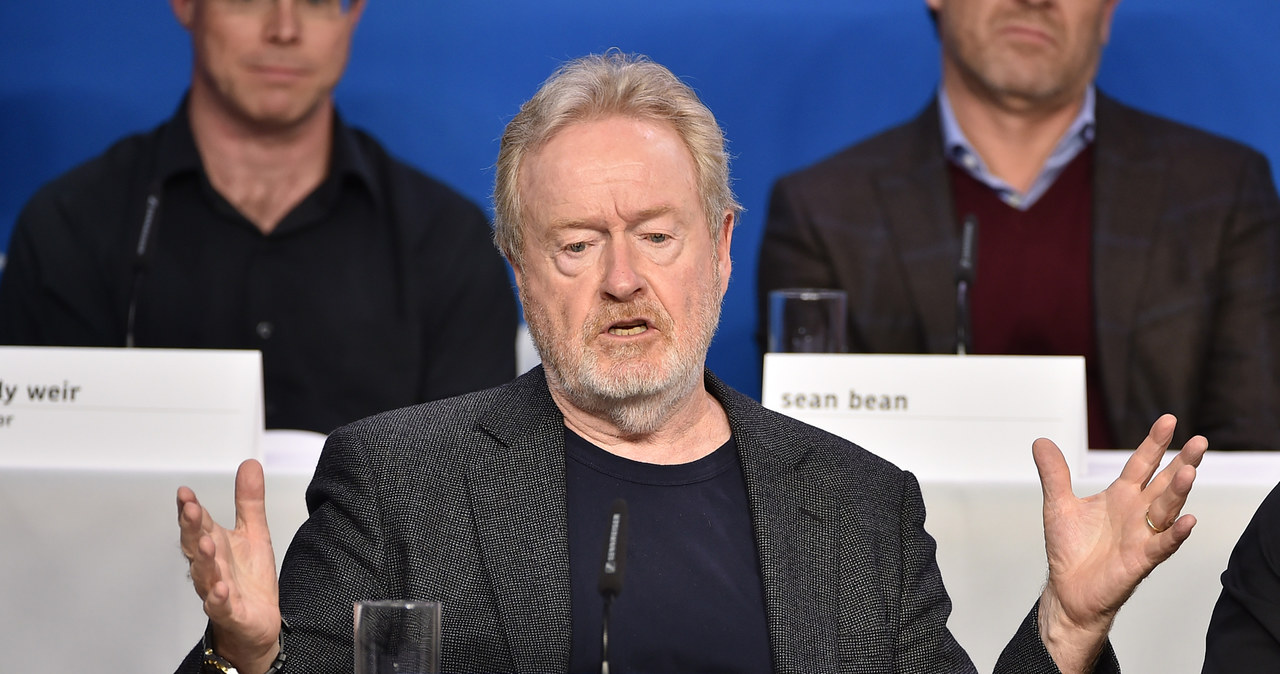 Ridley Scott wyznał, że już od dwóch miesięcy wiedział o odkryciu wody na Marsie, ale było to zbyt mało czasu, aby w związku z tym zmienić fabułę wyreżyserowanego przez siebie "Marsjanina".