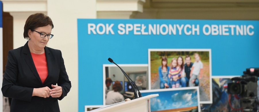 "To był rok spełnionych obietnic" - tak Ewa Kopacz podsumowała rok pracy swojego rządu oraz realizację zapowiedzi z expose. Premier mówiła m.in. o większych wydatkach na obronność, o waloryzacji rent i emerytur, o pomocy dla rodzin, o większych nakładach na naukę. Jako swoje sukcesy wymieniała ustawę o in vitro i pakiet kolejkowy oraz onkologiczny. "Polska nie jest w ruinie, rozwija się" - zapewniała Kopacz. Wy już teraz w naszej ankiecie możecie jej wystawić ocenę. 