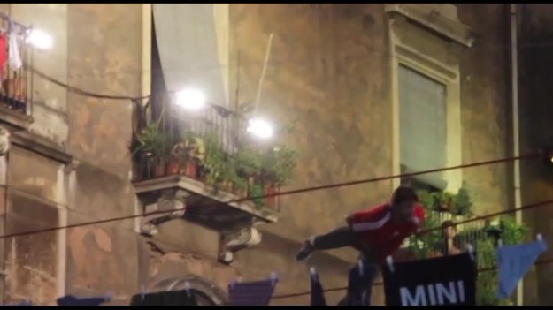 We Włoszech odbył się niezwykły pokaz akrobatyczny. Na zawieszonych między balkonami linach sportowcy wykonywali triki przeczące grawitacji. Impreza The Red Bull Airlines w Katanii przyciągnęła najlepszych akrobatów z całego świata.