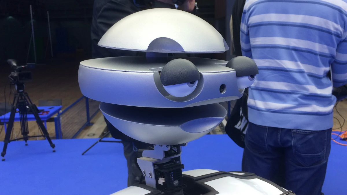 Wyraża emocje, gestykuluje, sprawdza pocztę czy pogodę. To umiejętności zbudowanego na Politechnice Wrocławskiej robota społecznego. Flash Mk II ma 135 cm wysokości i waży blisko 50 kg. Potrafi mówić w kilkunastu językach. 