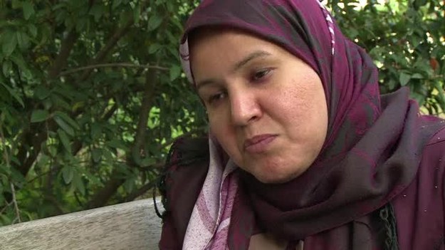 Jeszcze kilka miesięcy temu Nadia Faydh wykładała literaturę anglo-amerykańską na Uniwersytecie w Bagdadzie. Jej kłopoty zaczęły się kiedy przeszła do omawiania liberalizmu i filozofii europejskiej. Pogróżki ze strony studentów związanych z religijnymi ekstremistami zmusiły ją do opuszczenia kraju.  


Przykład Nadie pokazuje, że środowisko akademickie jest szczególnie narażone na ataki. Egzekucja wybitnego archeologa syryjskiego uświadomiła społeczności międzynarodowej w jakim niebezpieczeństwie znaleźli się naukowcy w Syrii i Iraku. CARA, to londyńskie stowarzyszenie, które od lat pomaga ludziom nauki, bo to właśnie oni najczęściej jako pierwsi padają ofiarą szerzącej się agresji. W Iraku od 2003 roku życie straciło aż 450 naukowców. 
