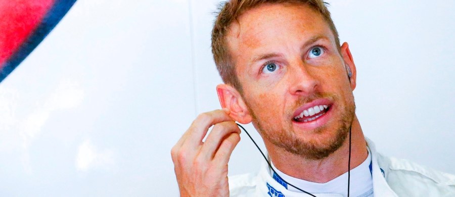 Jenson Button przedłużył kontrakt z McLarenem i będzie reprezentował ten team Formuły 1 w sezonie 2016 - poinformował w komunikacie zespół. "W pewnym momencie miałem wątpliwości" - przyznał Brytyjczyk. 