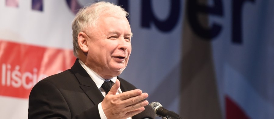 „Możemy Polskę naprawdę zmienić. Możemy nasz potencjał nagromadzony w ciągu dziesięcioleci (...) wykorzystać dla szybkiego, momentami nawet wybuchowego rozwoju” – stwierdził prezes Prawa i Sprawiedliwości Jarosław Kaczyński. „Ten ciężki worek kamieni, który mamy na plecach w postaci tej władzy, musi zostać odrzucony. Zawsze rozwój (...) jest czymś, co można porównać do marszu pod górę, to zawsze jest trudne. Ale inaczej się maszeruje, jeżeli niczego się na plecach nie ma, a nawet ma się pewne wsparcie, a inaczej się maszeruje, jak się ma ten worek kamieni" – dodał. "Ta władza, ta patologia, która się z nią wiąże, to jest właśnie taki worek kamieni" – podkreślił były premier. 