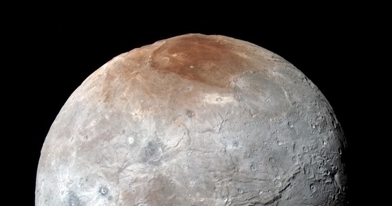 NASA opublikowała najnowsze, kolorowe i najdokładniejsze jak dotąd zdjęcie księżyca Plutona, Charona. Obraz wskazuje na jego skomplikowaną i prawdopodobnie dość brutalną przeszłość. Zdjęcie jest złożeniem obrazów zarejestrowanych z pomocą kamery MVIC (Ralph/Multispectral Visual Imaging Camera) w zakresie światła niebieskiego i czerwonego oraz w promieniowaniu podczerwonym. Charon nie jest tak różnorodny, jak Pluton, największe wrażenie robi czerwony, położony wokół bieguna północnego rejon, nazwany nieformalnie Mordor Macula.