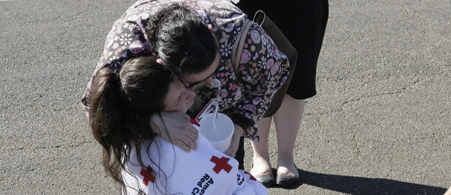 Dziewięć osób zabitych, siedem rannych w tym trzy ciężko - taki jest bilans strzelaniny na terenie college'u w stanie Oregon w USA. Amerykańskie media podają, że napastnik został zastrzelony przez policję podczas próby zatrzymania. Najnowsze doniesienia wskazują również, że w czasie ataku sprawca najpierw kazał swym ofiarom położyć się na podłodze, a następnie podnieść się. Gdy to zrobili, zapytał się o ich religie i zaczął strzelać na oślep.