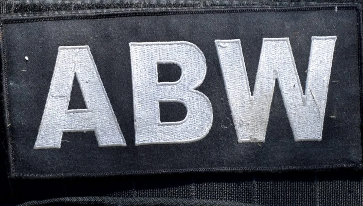 Będzie śledztwo w sprawie nieumyślnego spowodowania śmierci cywilnego pracownika ABW - dowiedział się reporter RMF FM Krzysztof Zasada. Chodzi o tragiczne zdarzenie z zamkniętego ośrodka szkoleniowego Agencji koło Warszawy. Nad ranem znaleziono tam ciało 34-latka. Informację na ten temat dostaliśmy na Gorącą Linię RMF FM.