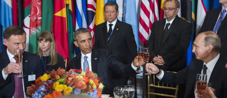 Prezydent USA Barack Obama i szef irańskiego resortu spraw zagranicznych Mohammad Dżawad Zarif uścisnęli sobie dłonie podczas 70. sesji Zgromadzenia Ogólnego ONZ. Ten historyczny gest odnotowały media na całym świecie - było to pierwsze od 30 lat spotkanie przywódcy Stanów Zjednoczonych i wysokiego rangą urzędnika z Iranu. "Można z tego wysnuć wniosek, że może być coś więcej ukryte za tym gestem" - mówi były ambasador Sławomir Klimkiewicz, ekspert w dziedzinie protokołu dyplomatycznego, który kierował polskimi placówkami we Francji, Wenezueli, na Kubie oraz w Algierii. Zdradza też, jak ważna jest zasada usadzania gości przy stole i dlaczego niemal nie mają oni wpływu na to, z kim przyjdzie im rozmawiać np. podczas obiadu.
