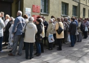 Ogromna kolejka przed przychodnią endokrynologii. "To oburzająca sytuacja"