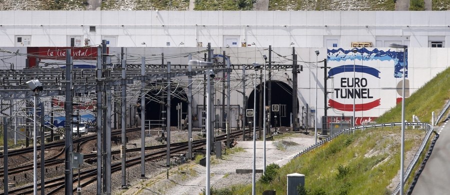 Ruch w tunelu pod kanałem La Manche został czasowo wstrzymany po nocnym szturmie imigrantów w Calais. Ponad stu uciekinierów sforsowało ogrodzenie i usiłowało się przedostać na teren terminalu. 
