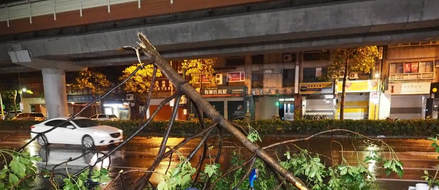Dziesiątki tysięcy osób ewakuowano przed nadejściem tajfunu Mujigae, który zbliża się do półwyspu Leizhou, w chińskiej prowincji Guangdong i do wyspy Hainan. Oczekuje się, że tajfun dotrze do lądu po południu.