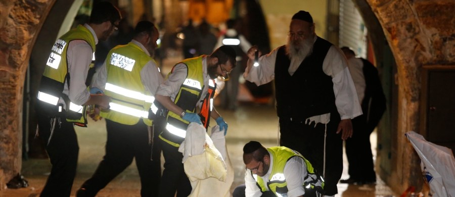 Dwóch Izraelczyków zostało zasztyletowanych w rejonie Starego Miasta w Jerozolimie. Palestyński napastnik  zranił też ciężko kobietę i lżej dziecko. Napastnik zginął od kul policji. Do ataku przyznała się organizacja "Islamski Dżihad".