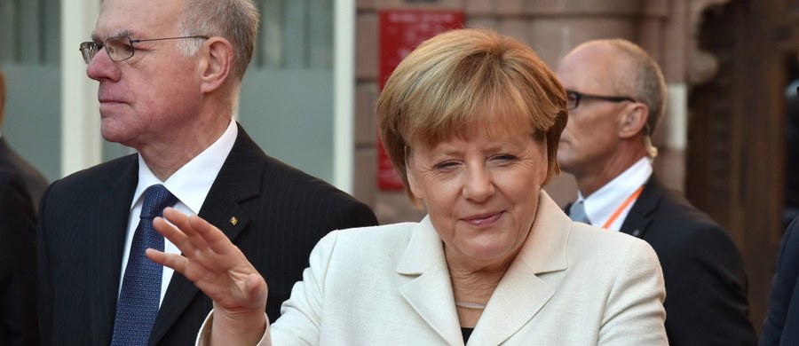 Kanclerz Niemiec Angela Merkel uda się w kilkudniową podróż do Indii wojskową maszyną przeznaczoną do transportu żołnierzy Bundeswehry podczas misji zagranicznych. Powodem jest awaria samolotu rządowego. 