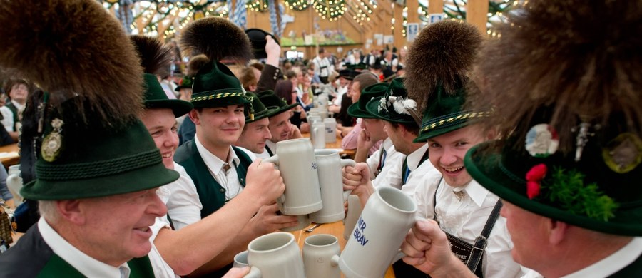 W Monachium zakończył się słynny Oktoberfest. "Odwiedziło nas w tym roku 5 milionów 900 tysięcy gości" - podsumował wiceburmistrz stolicy Bawarii, Josef Schmid. To mniej niż w ubiegłym roku - w 2014 frekwencja wynosiła 6,3 mln gości.