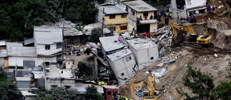 W potężnej lawinie ziemnej, która zeszła na wioskę Santa Catarina Pinula w pobliżu stolicy Gwatemali, zginęło co najmniej 131 osób. To najnowszy bilans kataklizmu, który podały w nocy lokalne władze. Ofiar może być więcej, ponieważ zaginionych jest ponad 300 osób. 
