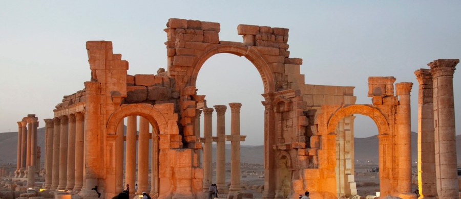 Dżihadyści z Państwa Islamskiego wysadzili w Palmyrze starożytny łuk triumfalny - poinformował dyrektor generalny departamentu antyków i muzeów Syrii Mamun Abdulkarim. Łuk powstał w latach 193-211 n.e. Był jednym z najważniejszych obiektów wśród pozostałości starożytnego miasta Palmyra.