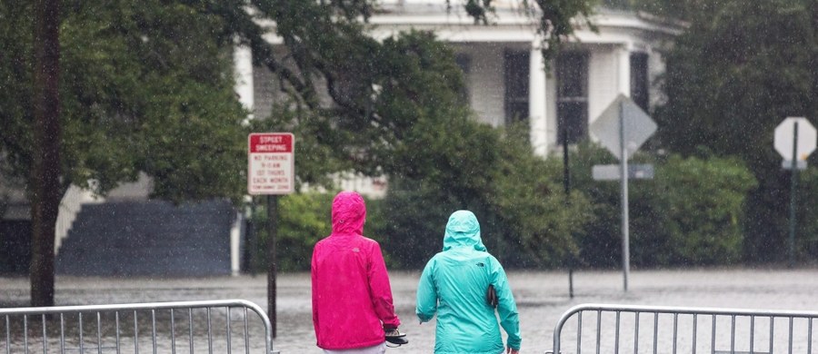 Rekordowe opady spowodowały powodzie na wschodnim wybrzeżu USA. Najtrudniejsza sytuacja jest w Karolinie Południowej, gdzie pod wodą znalazły się m.in. miasta Charleston i Columbia. Już w sobotę prezydent USA Barack Obama ogłosił w Karolinie Południowej stan klęski żywiołowej. Władze stanowe mówią o "ekstremalnie niebezpiecznej, zagrażającej życiu ludzi sytuacji".