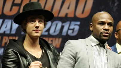 Słynny bokser wypoczywa na Francuskiej Polinezji w towarzystwie Biebera
