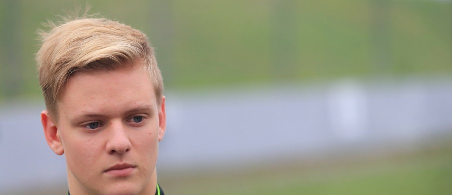 Syn siedmiokrotnego mistrza świata Formuły 1 Niemca Michaela Schumachera - 16-letni Mick - ma za sobą udany sezon w Formule 4. Zdobył m.in. w pierwszym wyścigu nagrodę dla najlepszego debiutanta, a w klasyfikacji generalnej był dziesiąty.