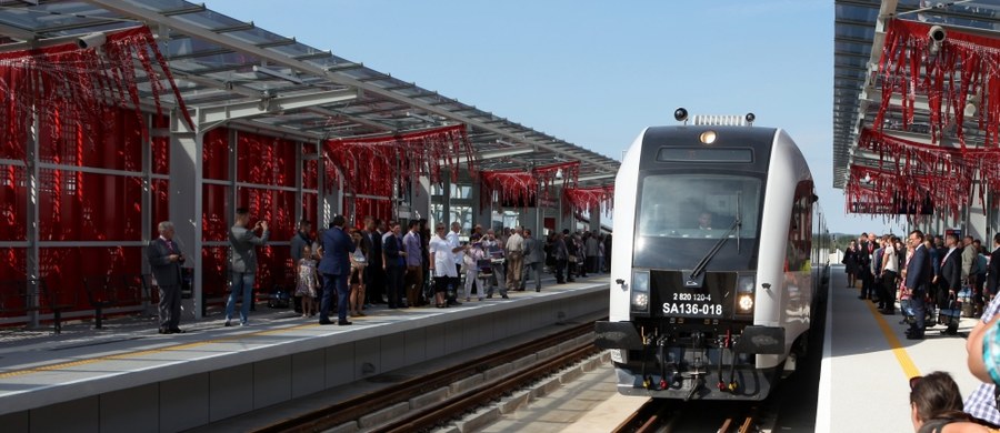 "To nie nasza wina, to wina nowego taboru” - tak Szybka Kolej Miejska mówi o ciągłych opóźnieniach na trasach Pomorskiej Kolei Metropolitalnej. Dziś o poranku opóźnienia uruchomionych w piątek połączeń między Kartuzami a Trójmiastem sięgały nawet 25 minut. 