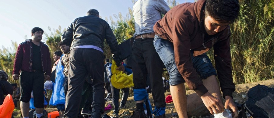 Polscy strażnicy graniczni pomogą w kontrolowaniu granic na Węgrzech w związku z kryzysem migracyjnym. Od poniedziałku pracę zaczęła tam załoga śmigłowca Kania. To kolejna misja strażników, którzy pracują też w Grecji. 