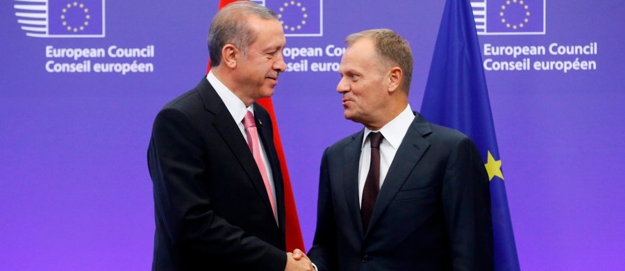 Szef Rady Europejskiej Donald Tusk spotkał się w Brukseli z prezydentem Turcji Recepem Erdoganem. "Bezsporne jest, że UE musi lepiej zarządzać swoimi granicami; oczekujemy, że Turcja będzie robiła to samo" - stwierdził były polski premier. 