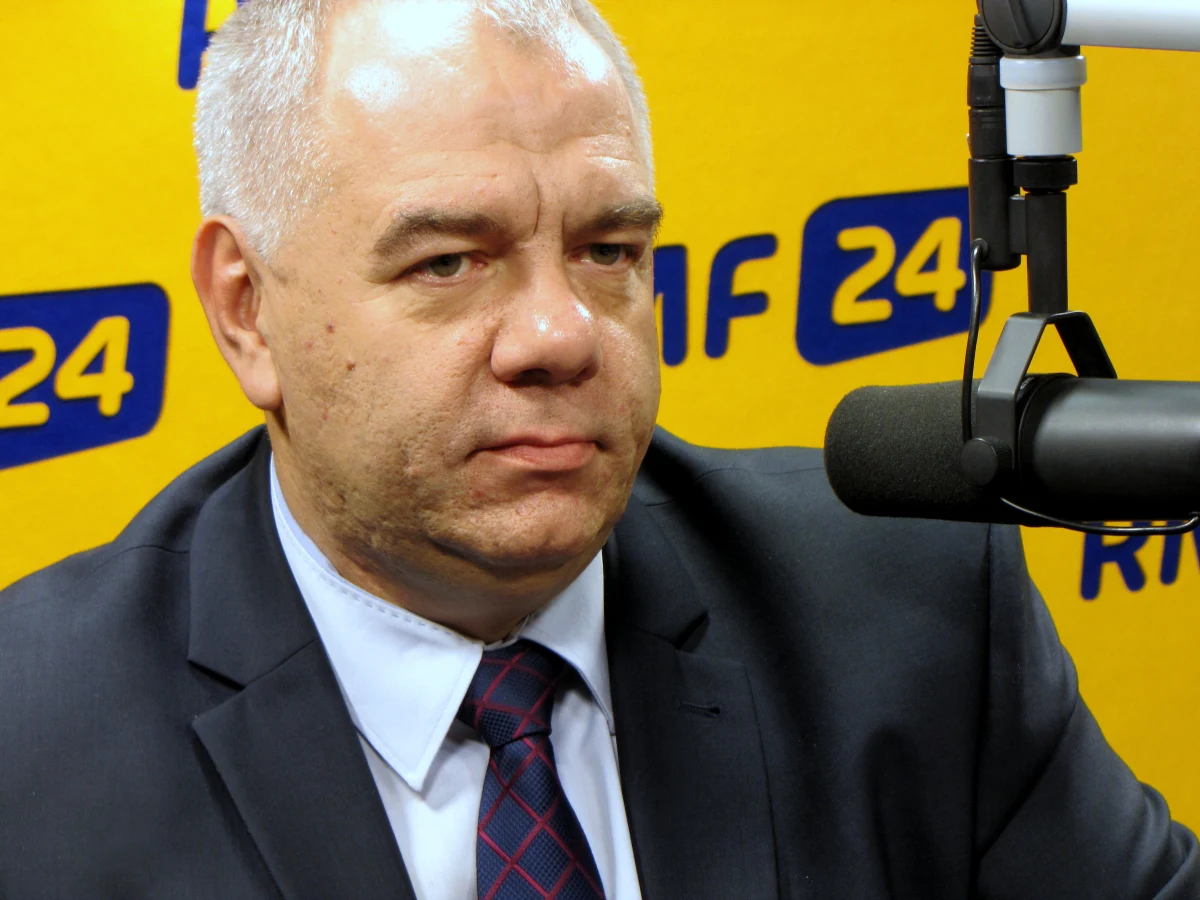 "Nie mamy absolutnie takiego zamiaru. Nic takiego nigdy nie mówiliśmy" - w ten sposób Jacek Sasin z PiS odpowiadał w Kontrwywiadzie RMF FM na pytanie, czy PiS po wygranych wyborach całkowicie zakaże stosowania procedury in vitro. Zdaniem gościa Konrada Piaseckiego, w ustawie o zapłodnieniu pozaustrojowym potrzebne są zmiany, które idą w kierunku ochrony życia. Zakaz aborcji? "Obowiązuje kompromis aborcyjny i można dyskutować, czy jest dobry, ale dziś w Polsce nie ma warunków, żeby mówić o całkowitym zakazie aborcji" - mówił poseł PiS. Dodał także, że "nie ma na to przyzwolenia społecznego". W rozmowie polityk skomentował również sprawę prezydenckiego weta dotyczącego ustawy o uzgodnieniu płci. "Weto jest całkowicie uzasadnione. Ustawa u uzgodnieniu płci jest bublem prawnym, jest nieprecyzyjna i dopuszcza nadużycia. Nie może być tak, że o tym, jaką ma się płeć będzie człowiek decydował według własnego widzimisię" - mówił w Kontrwywiadzie RMF FM poseł Sasin. 