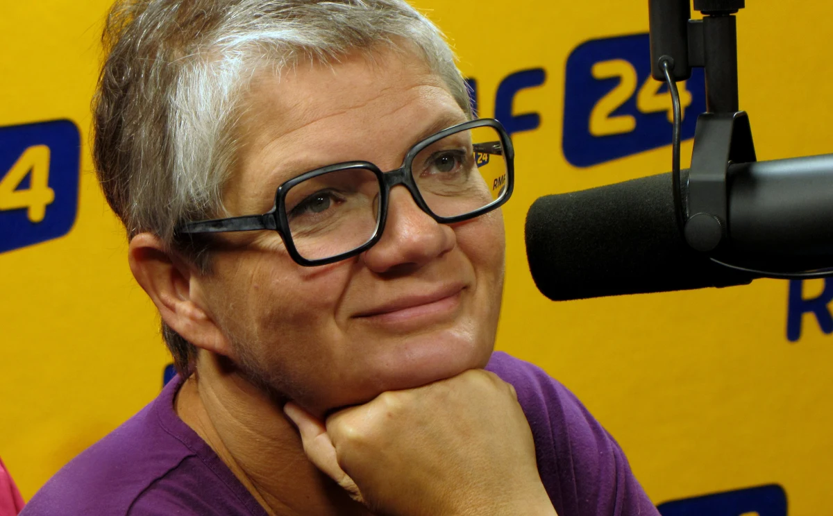 ​"Przemoc fizyczna troszeczkę zniknęła ze szkół. Ona zamieniła się w przemoc psychiczną, zamieniła się w przemoc związaną ze smartfonami, tabletami" - mówi gość programu "Danie do myślenia" w RMF Classic psycholog Dorota Zawadzka. Najnowsze dane Instytutu Badań Edukacyjnych wskazują, że 10 proc. uczniów doświadcza w szkole przemocy. Pytana o program "Bezpieczna i przyjazna szkoła" odpowiada: "Co z tego, że my mamy świetny program i go zrealizujemy na apelu, zebraniu, powiemy młodym ludziom, co będziemy dla nich robić, skoro to się nie dzieje". Zdaniem Zawadzkiej "co byśmy dobrego o polskiej rodzinie nie chcieli powiedzieć, to niestety polscy rodzice mają bardzo mało czasu dla swoich dzieci". "Odcinają się od problemów swojego dziecka wtedy, kiedy ono jest w szkole" - mówi gość RMF Classic. Zawadzka dodaje, że "szkoła nie wychowuje, bo nie ma na to czasu".