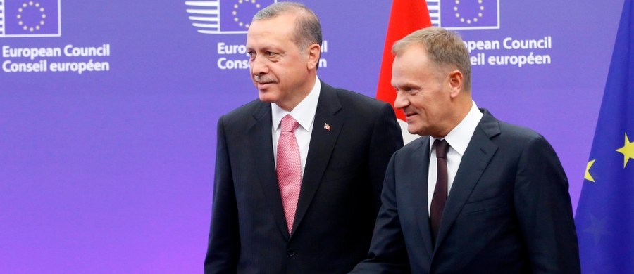 Komisja Europejska  - bez uzgodnienia z krajami członkowskimi - obiecała Turcji, że kraje Unii będą przyjmować syryjskich uchodźców z obozów na jej terytorium. Takie informacje znalazły się w dokumencie o współpracy na linii Bruksela - Ankara, którego treść przeanalizowała brukselska korespondentka RMF FM, Katarzyna Szymańska-Borginon. 