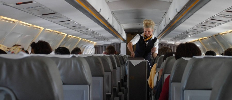 Zwolniona z pracy za seks w przestworzach. Mowa o stewardesie, która zarobiła na tym procederze 650 tysięcy funtów.  