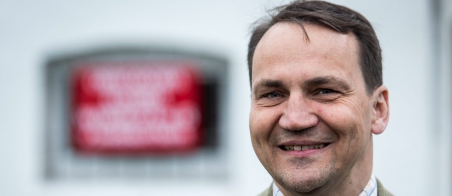 Radosław Sikorski reaktywował po latach Fundację Solidarności Międzynarodowej – informuje środowy „Fakt”. „To ciepłe posadki dla jego kolegów, którzy po wyborach mogą stracić stanowiska i wpływy w MSZ. Statut fundacji gwarantuje im nieusuwalność, wysokie pensje i dotacje z budżetu idące w setki milionów złotych!” – ocenia tabloid. 