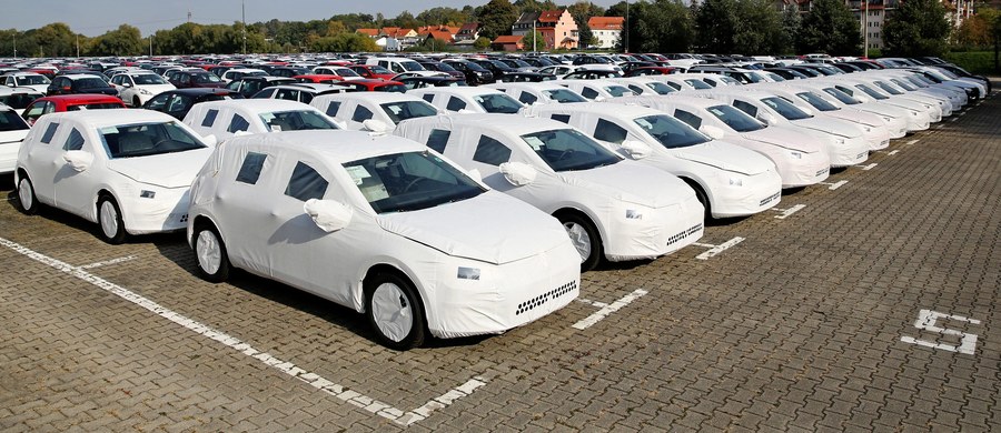 W styczniu przyszłego roku rozpocznie się akcja wzywania do stacji obsługi aut VW z oprogramowaniem umożliwiającym fałszowanie testów spalin w silnikach diesla - oświadczył szef koncernu Volkswagen  Matthias Mueller. Akcja ma potrwać do końca 2016 r. Z kolei jak informuje "Gazeta Wyborcza", polscy właściciele aut Škoda, Seat i Volkswagen z silnikami diesla mogą sprawdzić na stronach tych marek w internecie, czy w ich pojazdach zamontowano to oprogramowanie.