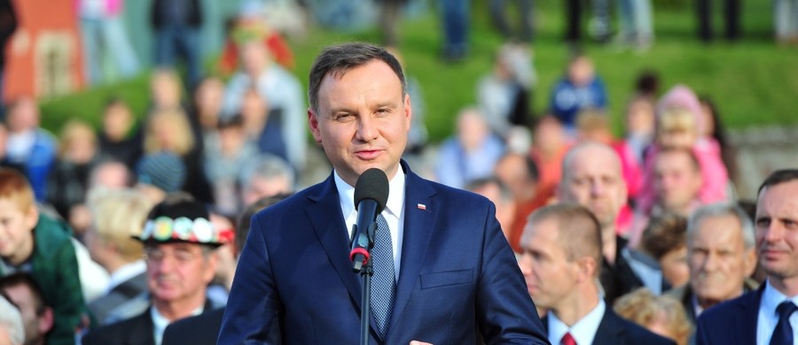 Urzędujący prezydent jedzie do Nowego Jorku i gdy spotyka się z Putinem i Obamą nagle zapomina o tym, co było dla niego i jego partii tak istotne przez lata. Prezydent odchodzący, nie czekając na decyzję następców, wyprowadza się z pałacu razem z setką mebli, lamp, kieliszków, żyrandoli i laptopów. A ja się dziwię zdziwieniom tych, którzy uznają, że nawet pytanie o te dwie kwestie, jest nie na miejscu.