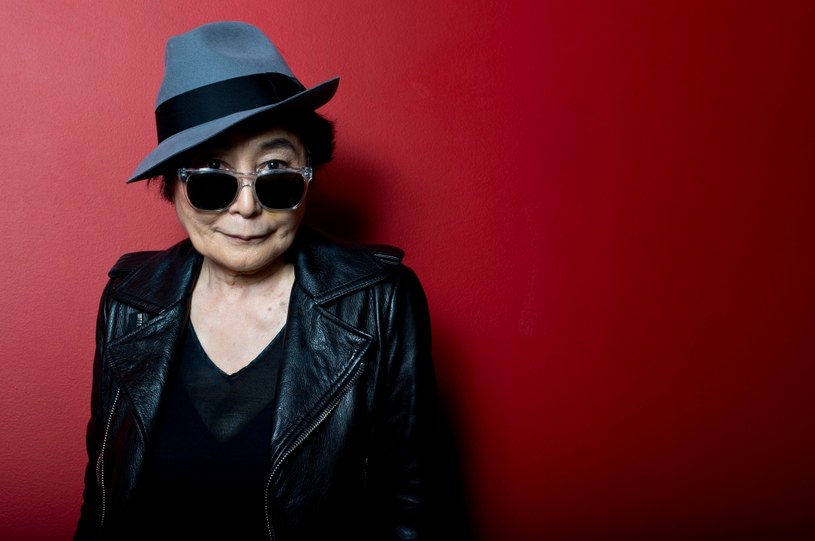 ​Z okazji zbliżających się 75. urodzin Johna Lennona Yoko Ono chciała pobić światowy rekord w uformowaniu znaku "peace" z jak największej liczby osób. Na tę okazję artystka zaprosiła chętnych do nowojorskiego Central Parku. Niestety 2 tysiące ludzi, którzy zjawili się na miejscu, nie zdołało przebić poprzedniego wyniku. 