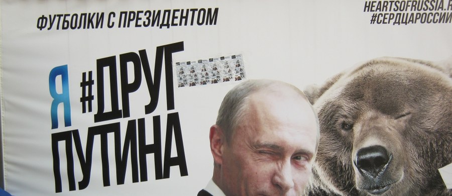 "​Putin jest nieśmiertelny i nawet się nie starzeje" - podkreślają rozmówcy rosyjskiego wydania gazety "Metro" i opowiadają o swoich snach o rosyjskim prezydencie. Władimir Putin obchodzi właśnie 63. urodziny. To także 9 rocznica zastrzelenia w Moskwie opozycyjnej dziennikarki Anny Politkowskiej.