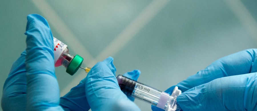 67 pracowników firmy farmaceutycznej w New Jersey w USA musiało przejść m.in. testy na obecność wirusa HIV. Pielęgniarka, która szczepiła te osoby przeciwko grypie, użyła bowiem tej samej strzykawki, zamiast jednorazowych ampułek.