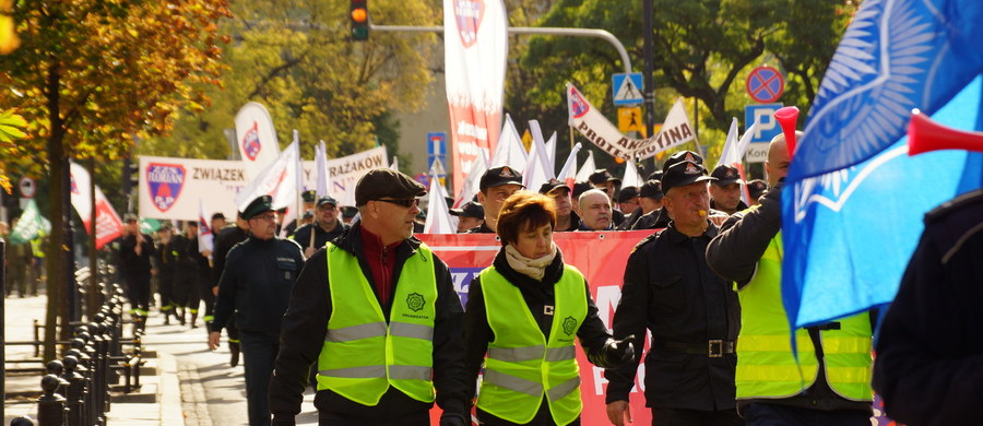 Ponad tysiąc osób uczestniczy w demonstracji służb mundurowych przed Sejmem. Protestujący domagają się podwyżki oraz wzrostu wydatków m.in. na policję, Państwową Straż Pożarną, Straż Graniczną oraz BOR. 