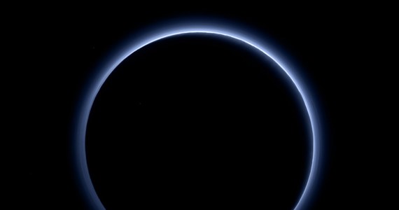 Pierwsze kolorowe zdjęcia atmosfery Plutona pokazują, że niebo na tej planecie karłowatej jest prawdopodobnie niebieskie. Takie, zaskakujące jak na ten rejon Układu Słonecznego wnioski przynosi analiza obrazów, zebranych przez sondę New Horizons z pomocą kamery MVIC i przesłanych na Ziemię w ubiegłym tygodniu. Z pomocą odpowiedniego oprogramowania stworzono zdjęcie o barwach możliwie najbliższych tym, jakie postrzegałby w tym miejscu nasz wzrok.