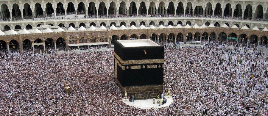 W tragedii w Mekce we wrześniu podczas dorocznej pielgrzymki (hadżdżu) zginęło co najmniej 1399 osób, choć oficjalny bilans podawany przez Arabię Saudyjską to wciąż 769 ofiar śmiertelnych - twierdzi agencja Associated Press.