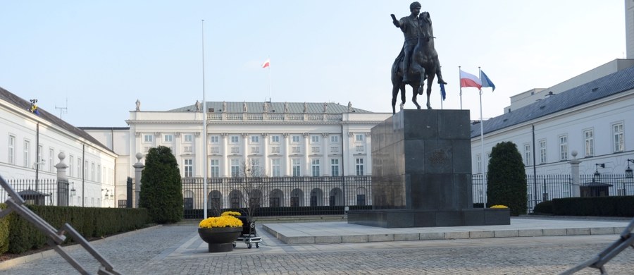 Wiemy gdzie jest słynna "Gęsiarka" Romana Kochanowskiego, która najpewniej została skradziona z Kancelarii Prezydenta RP – pisze na swoich stronach w internecie gazeta „Rzeczpospolita”. Obraz znajduje się w warszawski Domu Aukcyjnym "Rempex". Jest zaledwie kilkadziesiąt metrów od Kancelarii Prezydenta. "Jest u nas" - potwierdza w rozmowie z RMF FM współwłaściciel domu aukcyjnego. 